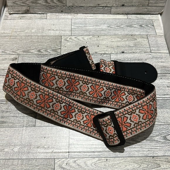 Camera adjustable embroidered floral strap - Picture 4 of 4